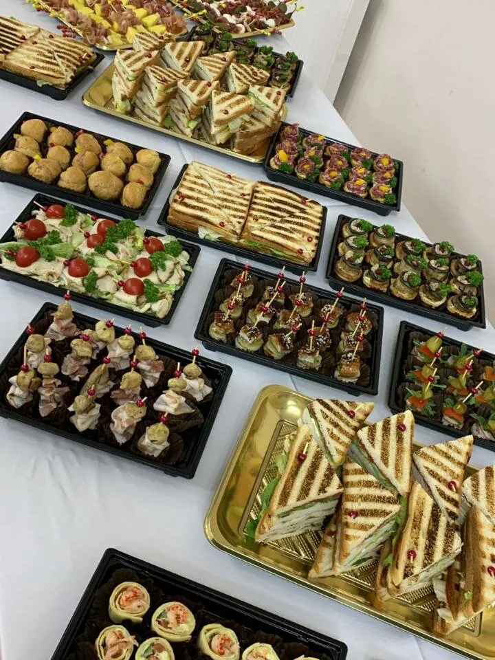 Стол с подносами закусок для кофе-брейка