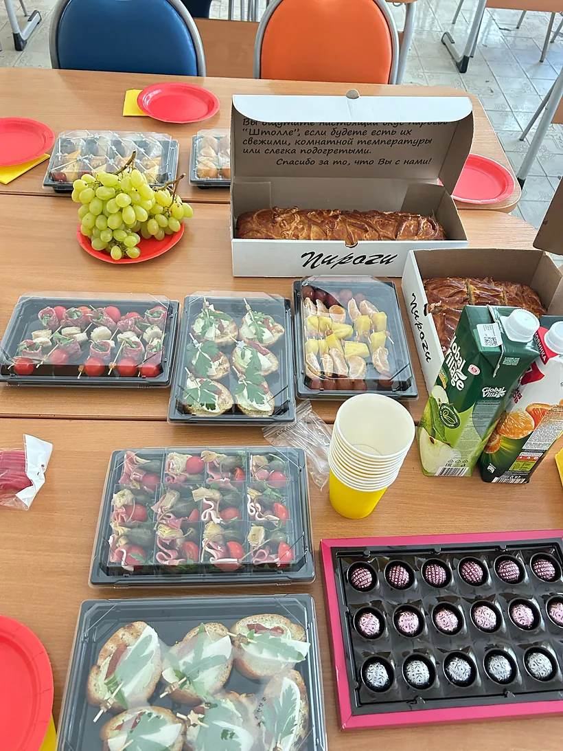 Стол с детскими закусками и коробками